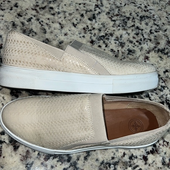 CHARLESTON SHOE CO. Shoes - Charleston Shoe Company Cali shoe Pearla Ladies size 8- genuine leather.